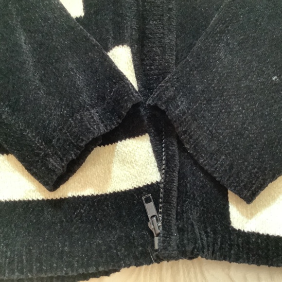 Beautiful Lisa International black/white sweater fringe neck EUC - Picture 11 of 11